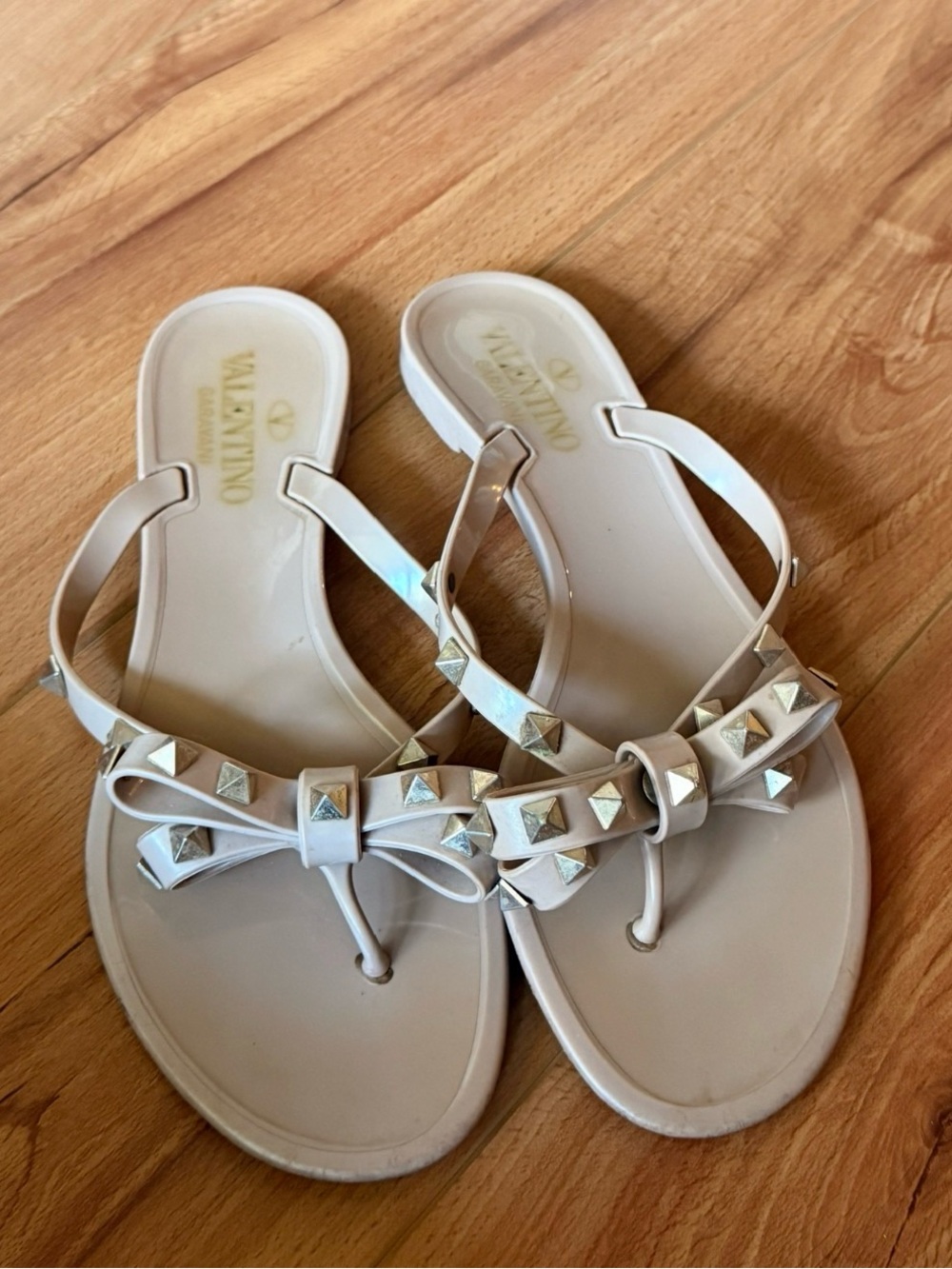 Authentic Valentino Garavani Rockstud Flair jelly thong sandals in nude